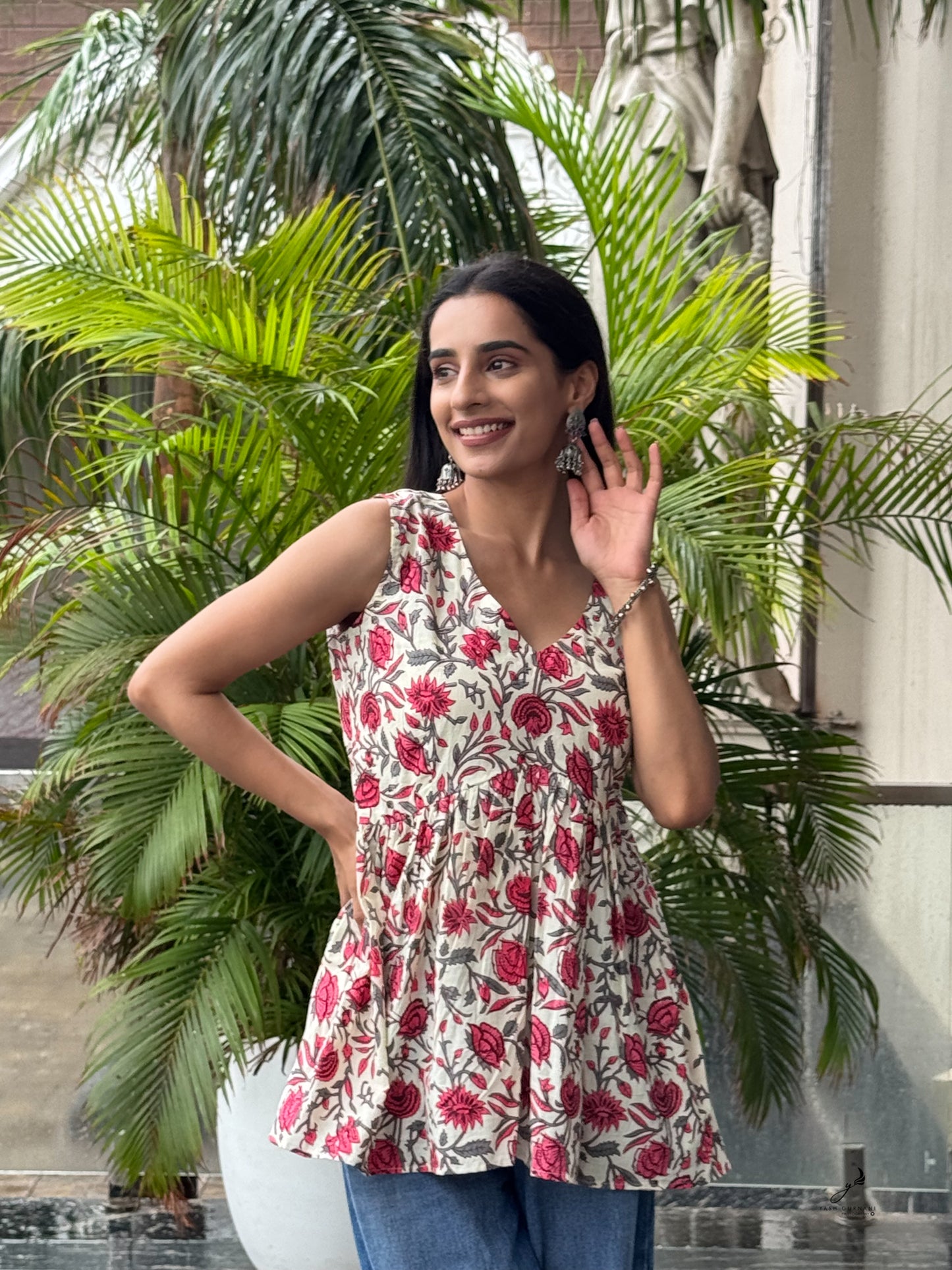 DIANTHA COTTON WHITE FLORAL SLEEVELESS SHORT KURTI