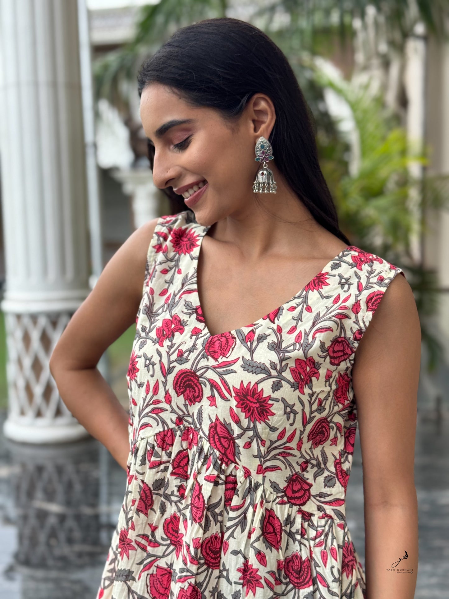 DIANTHA COTTON WHITE FLORAL SLEEVELESS SHORT KURTI