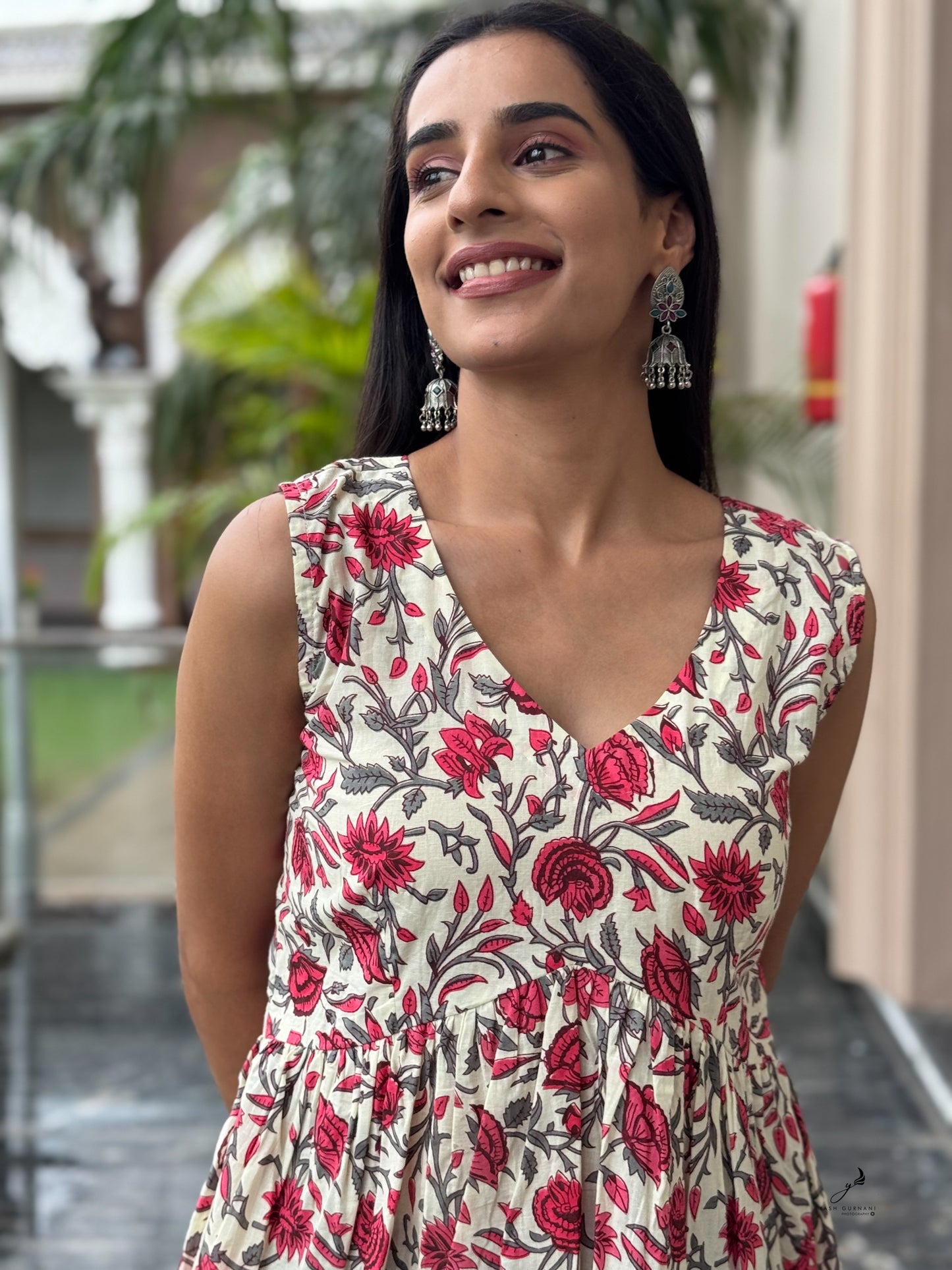 DIANTHA COTTON WHITE FLORAL SLEEVELESS SHORT KURTI