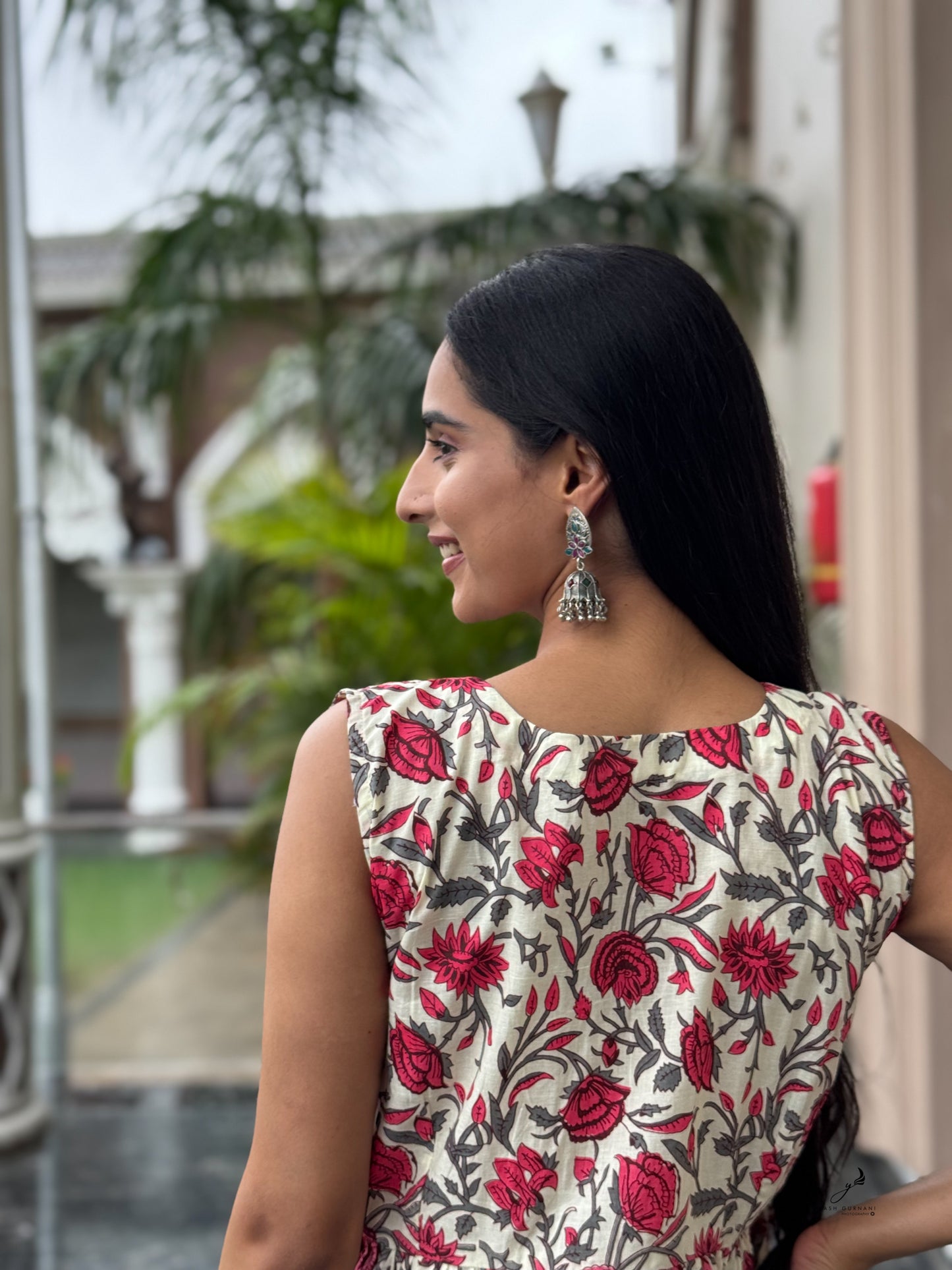 DIANTHA COTTON WHITE FLORAL SLEEVELESS SHORT KURTI