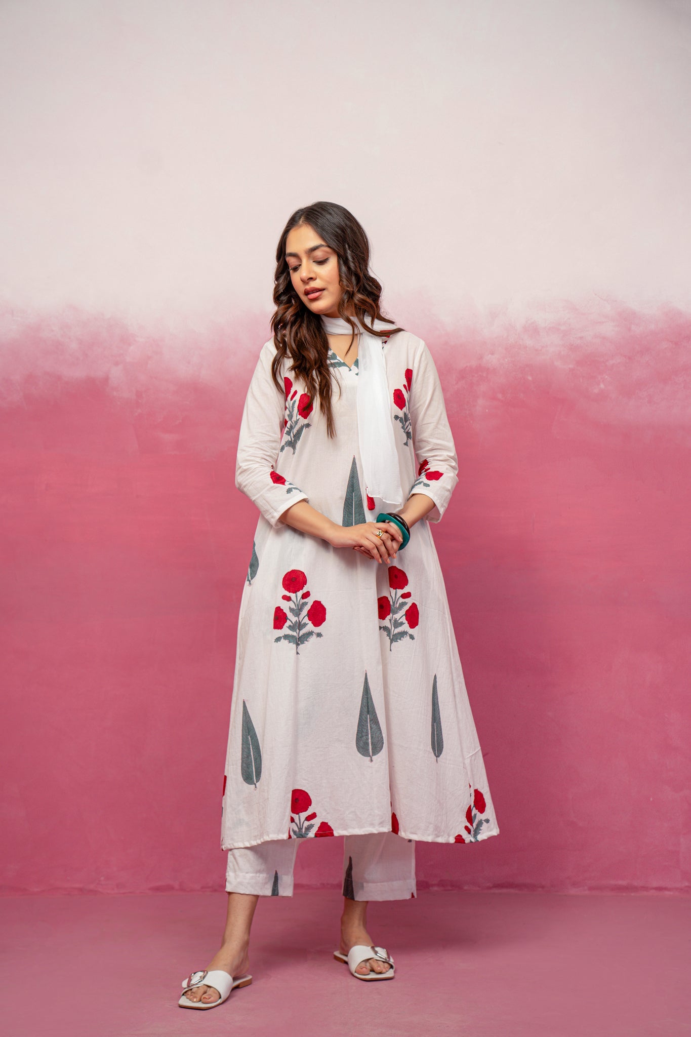 NEERA WHITE KURTA SET WITH SCARF