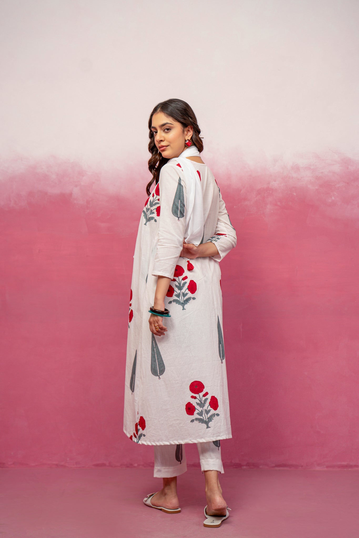 NEERA WHITE KURTA SET WITH SCARF
